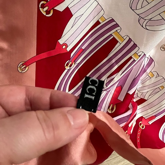 Gucci Equestrian Scarf Pinks (small portion of hem needs repair) - Picture 10 of 12